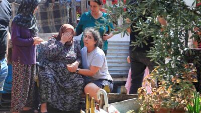 Antalya’nın Kepez ilçesinde bir gecekonduda çıkan yangında büyük çapta maddi