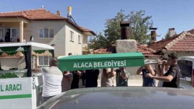 Çorum’un Alaca ilçesinde iki katlı evin balkonundan düşen adam, hayatını