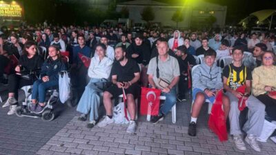 Fatih Yedikule Hisarı’nda vatandaşlar, Türkiye ile Almanya arasında oynanan Avrupa