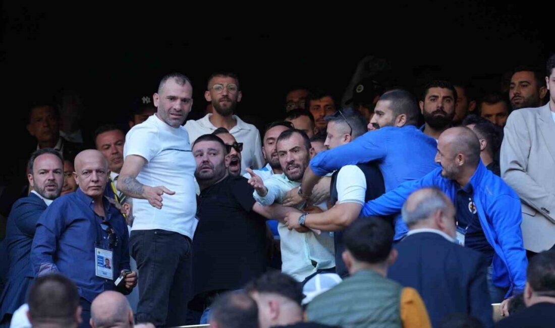 Fenerbahçe seçiminde tribünlerde gerginlik Fenerbahçe Olağanüstü Seçimli Genel Kurul Toplantısı’nın ikinci gününde iki başkan