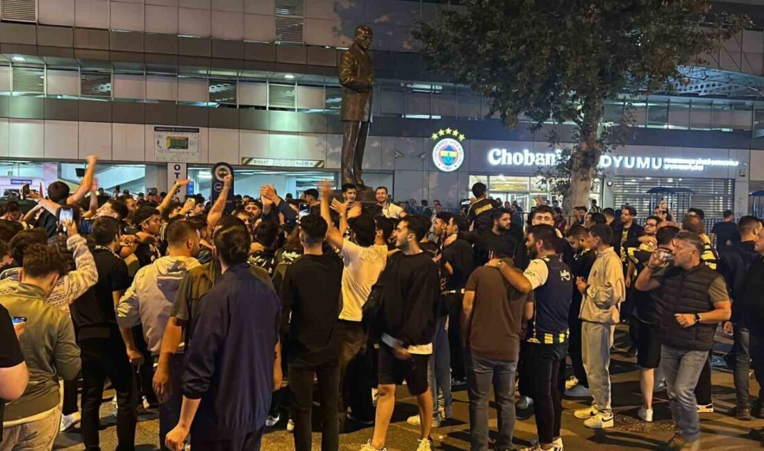 Fenerbahçeli taraftarlar, Sadettin Saran’ın başkan seçilmesini stat önünde kutladı Fenerbahçe Olağanüstü Seçimli Genel Kurul Toplantısı’nda başkanlığa Sadettin Saran seçilirken,
