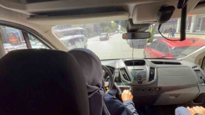 Düzce’de yoğun trafikte hasta taşıyan ambulansa sürücülerin “fermuar” yöntemiyle yol