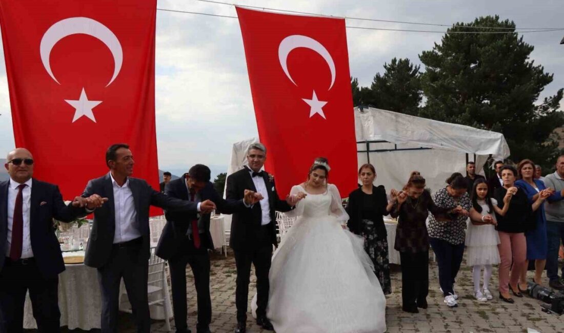 Festival havasında düğün Erzurum’un Şenkaya ilçesinde düzenlenen bir düğün, adeta bir festival havasında