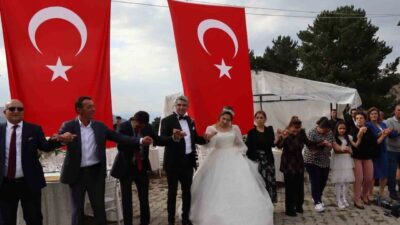 Erzurum’un Şenkaya ilçesinde düzenlenen bir düğün, adeta bir festival havasında