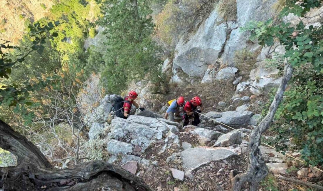 Fethiye’de kayalıklarda mahsur kalan Alman turisti JAK timi kurtardı Muğla’nın Fethiye ilçesi Faralya Mahallesi’nde, Kelebekler Vadisi yakınlarında kayalıklarda mahsur