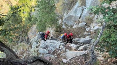 Muğla’nın Fethiye ilçesi Faralya Mahallesi’nde, Kelebekler Vadisi yakınlarında kayalıklarda mahsur