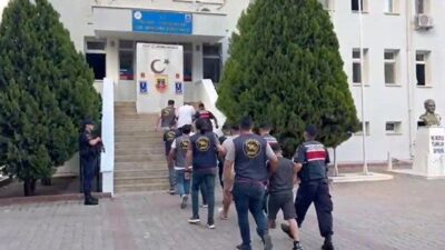 Adana’nın Pozantı ilçesinde telefonla aradıkları şahsa kendilerini polis olarak tanıtıp,