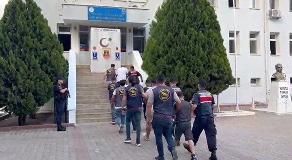 FETÖ tehdidiyle 1 milyon 293 bin lira dolandıran 5 sahte polis yakalandı Adana’nın Pozantı ilçesinde telefonla aradıkları şahsa kendilerini polis olarak tanıtıp,