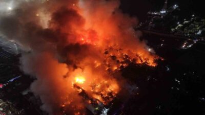 Filipinler’in başkenti Manila’daki bir yerleşim bölgesinde onlarca yapıyı küle çeviren