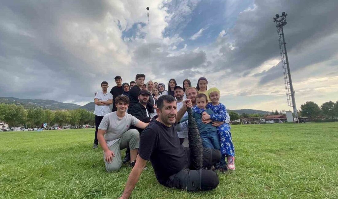 Filistin’in özgürlüğü için 15 metrelik uçurtmayı havalandırdılar Bursa İl Müftülüğü tiyatro ekibi, Filistin’de yaşanan İsrail soykırımına dikkat