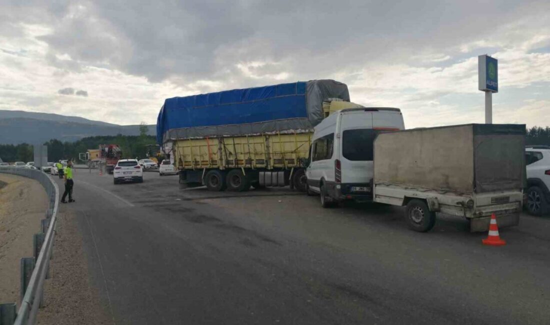 Fındık işçilerini taşıyan minibüs ile kamyon çarpıştı: 8 yaralı Tokat-Niksar karayolunda meydana gelen kazada saman yüklü bir kamyon ile