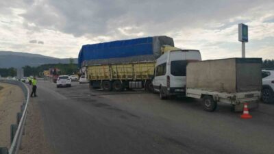 Tokat-Niksar karayolunda meydana gelen kazada saman yüklü bir kamyon ile