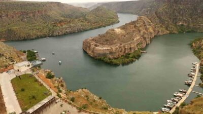 Gaziantep’te antik dönemden kalma mavi ile yeşilin buluştuğu Fırat’ın eşsiz