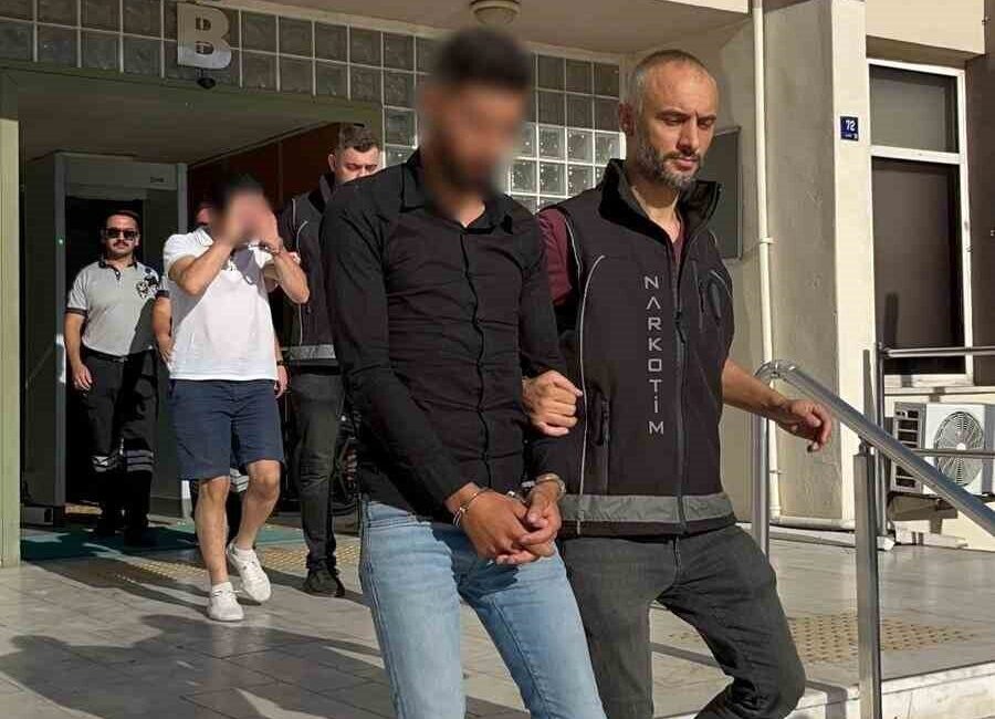 Forum AVM’de uyuşturucu alışverişi polise takıldı Aydın Efeler İlçe Merkezi Ilıcabaşı Mahallesi’nde bulunan Forum AVM Alışveriş