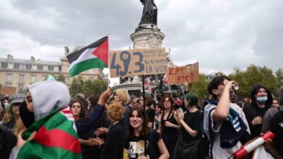 Fransa genelinde hükümetin tasarruf planına karşı düzenlenen “Bloquons tout” (Her