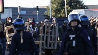 Fransa genelinde hükümetin tasarruf planına karşı düzenlenen “Bloquons tout” (Her