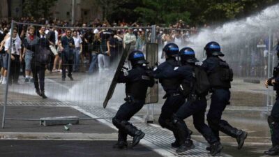 Fransa genelinde hükümetin tasarruf planına karşı düzenlenen “Bloquons tout” (Her