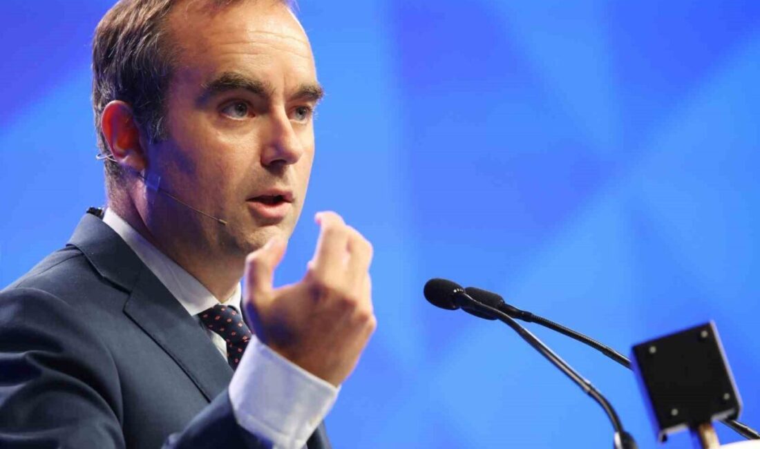 Fransa Cumhurbaşkanı Emmanuel Macron, görev süresi dolan Savunma Bakanı Sebastien