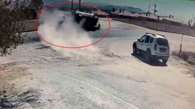 Hatay’ın Kırıkhan ilçesinde iki otomobilin kafa kafaya karıştığı ve 4