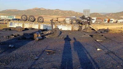 Gaziantep’te freni patlayan tır, yol çalışması yapan iş makinasına çarptı.