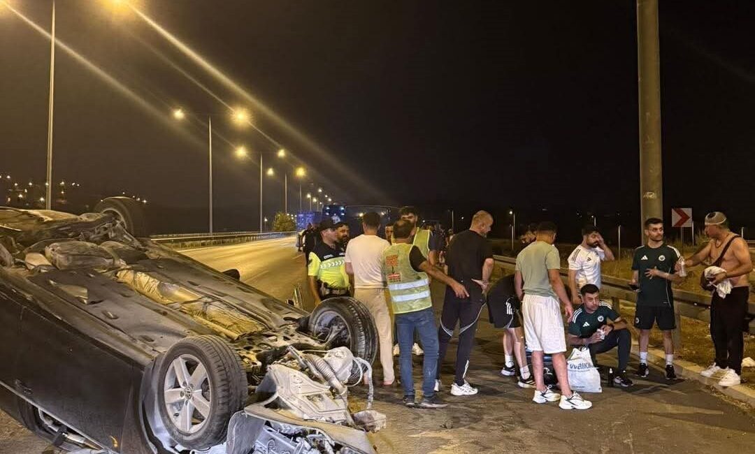 Mersin’den dönen Kayseri Erciyes 38 FK heyeti, yolda karşılaştıkları kazaya