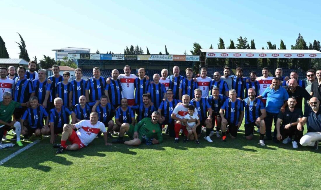 Futbolun efsaneleri Karacabey için sahaya çıktı Karacabey’in düşman işgalinden kurtuluşunun 103. yılı, unutulmaz bir dostluk maçıyla