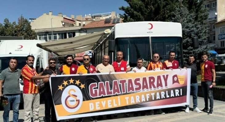 Kayseri’nin Develi ilçesinde Cumhuriyet Meydanı’na kurulan Kızılay Gezici Kan Bağış