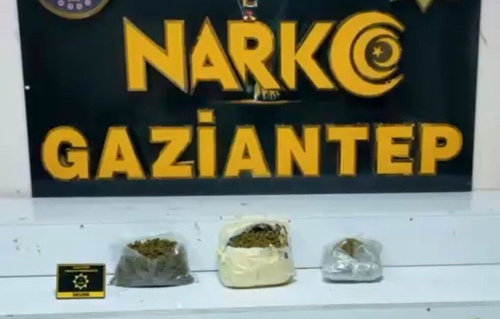 Gaziantep’te 4 kilo 970 gram uyuşturucu ele geçirildi Gaziantep’te polis ekiplerinin bir adrese yaptığı operasyonda 3 kilo 20