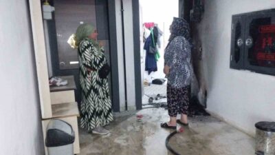 Gaziantep’te 5 katlı binanın 3’üncü katındaki bir dairenin girişinde yangın