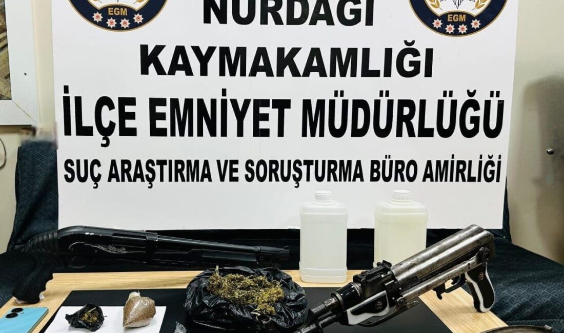 Gaziantep’te silah ve uyuşturucu operasyonu: 1 gözaltı GAZİANTEP(İHA) – Gaziantep’in Nurdağı ilçesinde polis ekiplerince düzenlenen operasyonda silah
