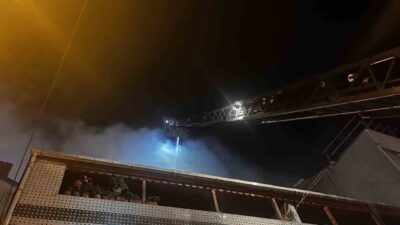 Gaziosmanpaşa’da bulunan 5 katlı bir binanın çatı katında çıkan yangın