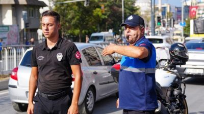 Gaziosmanpaşa Belediyesi Zabıta Müdürlüğü ekipleri, okul önlerinde öğrencilerin güvenliğini sağlamak