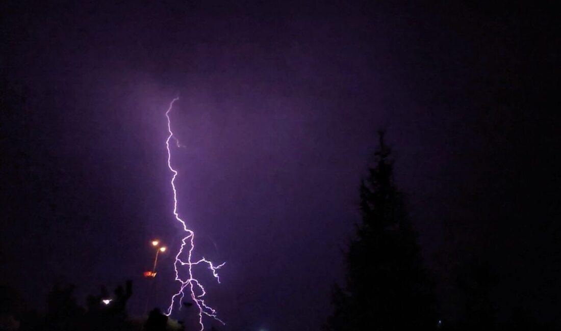 Gecenin karanlığını şimşekler aydınlattı Meteoroloji 12. Bölge Müdürlüğünün uyarısının ardından Erzincan’da gece saatlerinde yağış