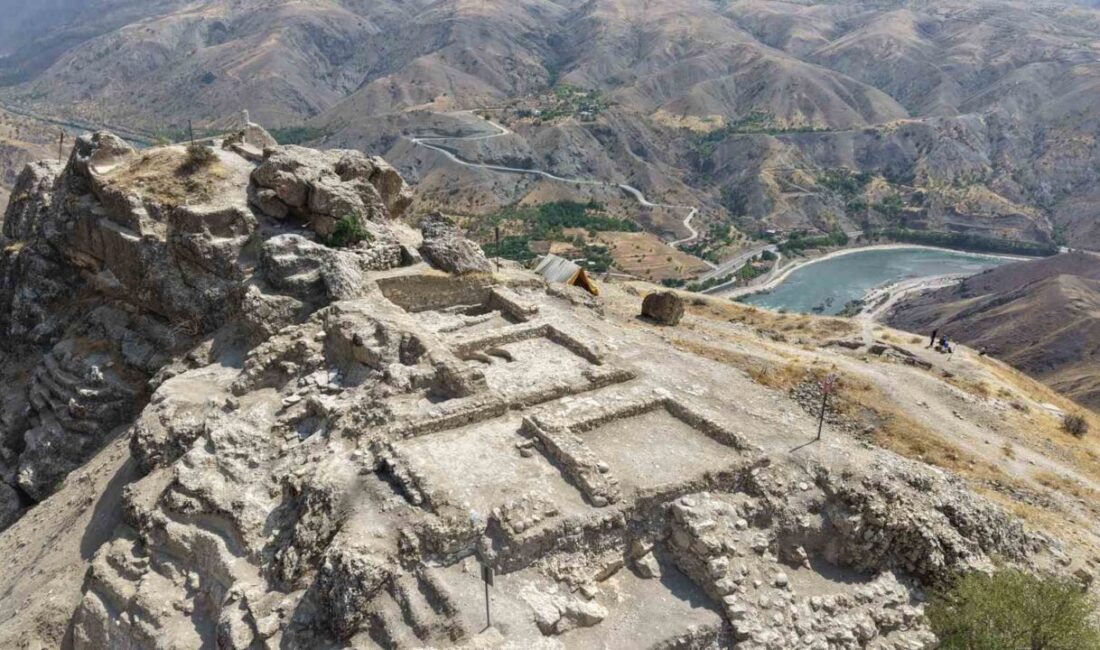 Elazığ’daki 3 bin yıllık tarihi Palu Kalesi’nde yürütülen kazı çalışmalarında