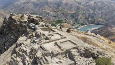 Elazığ’daki 3 bin yıllık tarihi Palu Kalesi’nde yürütülen kazı çalışmalarında