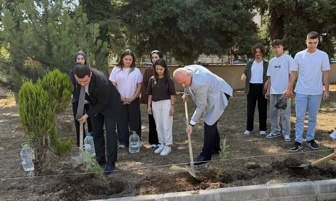 Geleceğe nefes olacak fidanlar toprakla buluştu DÜZCE(İHA) – Düzce’nin Çilimli ilçesinde Kaymakam ile Belediye Başkanı, öğrencilerle
