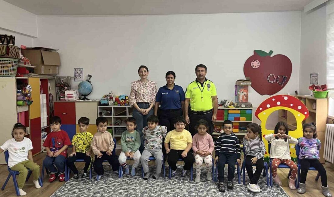 Geleceğin sürücülerine eğlenceli trafik eğitimi Ordu’nun İkizce ilçesinde minik öğrenciler, polis ekiplerinden güvenli trafik eğitimi