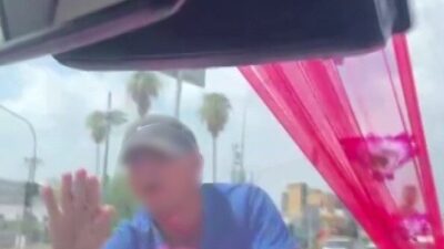 Adana’da trafik ışıklarında gelin arabasından para alamayınca kaputuna atlayan ve