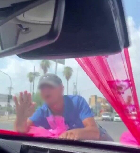 Adana’da trafik ışıklarında gelin arabasından para alamayınca kaputuna atlayan ve