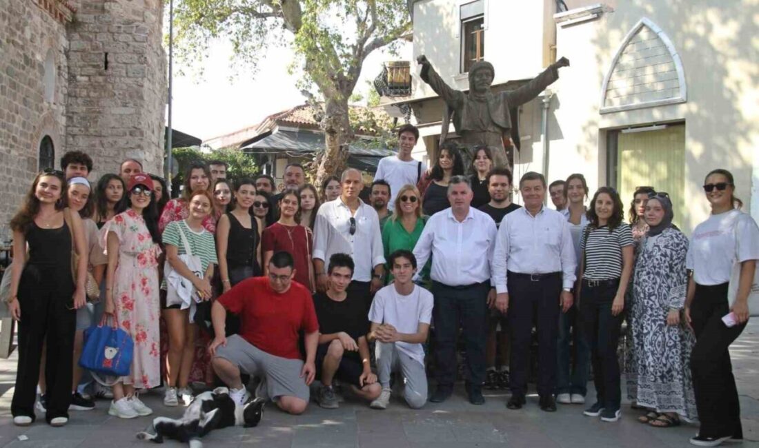 Gençlerden Bergama’da kültür gezisi UNESCO Dünya Mirası Gönüllüleri (World Heritage Volunteers-WHV) 2025 Kampanyası kapsamında