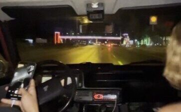 Kocaeli’de bir grup gencin trafikteki tehlikeli yolculuğu, kameralara yansıdı. Sürücünün