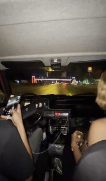 Gençlerin tehlikeli eğlencesi kamerada Kocaeli’de bir grup gencin trafikteki tehlikeli yolculuğu, kameralara yansıdı. Sürücünün
