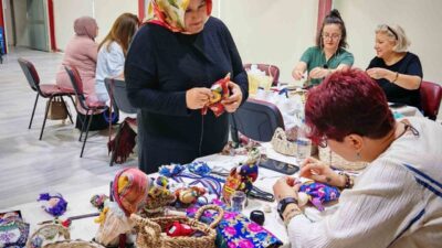 Gölcük’te sanatseverler, geri dönüşüm malzemeleriyle bez bebek ve yaka broş