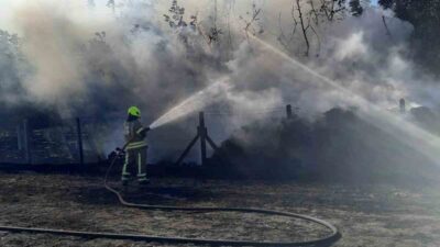 Balıkesir’in Gönen ilçesi Gündoğdu Mahallesi’nde saman balyalarında çıkan yangın, Gönen