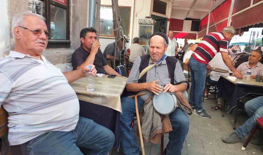 Görme engelli vatandaş 50 yıldır darbuka çalıp türkü söyleyerek geçimini sağlıyor Burhaniye ilçesinde, görme engelli Mustafa Kürcen, 50 yıldır darbuka çalıp