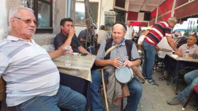 Burhaniye ilçesinde, görme engelli Mustafa Kürcen, 50 yıldır darbuka çalıp