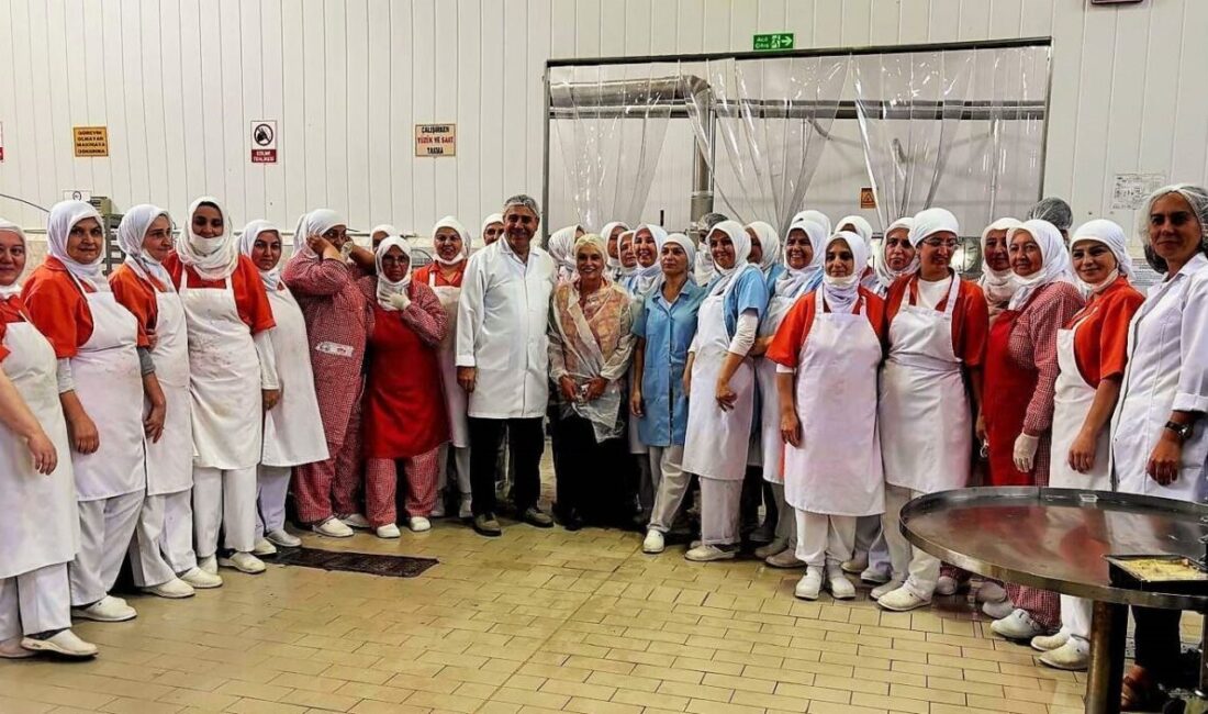 Gülgûn Feyman’dan Kardelen Kestane Şekeri’ne ziyaret Ünlü spiker ve diksiyon eğitmeni Gülgûn Feyman, Bursa’nın köklü markalarından