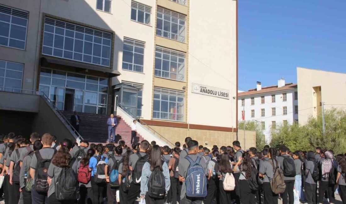 Gün, Iğdır Anadolu Lisesi’ni ziyaret etti Iğdır İl Milli Eğitim Müdürü Aziz Gün, okul ziyaretleri kapsamında