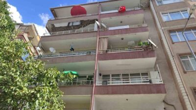 İstanbul Güngören’de 5 katlı bir binanın 5. katındaki dairenin balkonu