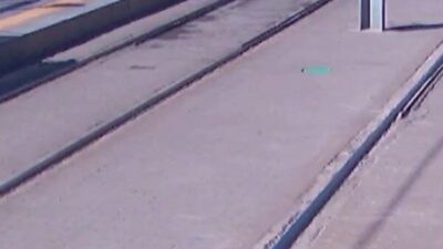 Kayseri’de tramvay yolunda karşıya geçmeye çalışan yayayı kazadan duraktaki güvenlik